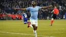 Duel Kyle Walker dan Nabil Benteleb pada leg 1, 16 besar Liga Champions 2018/19 yang berlangsung di stadion Veltins-Arena, Gelsenkirchen, Kamis (21/2). Man City menang 3-2 atas Schalke. (AFP/Odd Andersen)