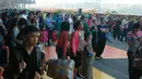 Sejumlah penumpang melihat kebakaran yang terjadi di Terminal 2E di Bandara Soekarno Hatta, Jakarta, Minggu (5/7/2015).  Kebakaran di Terminal 2E ini membuat panik ribuan penumpang yang sedang menunggu jadwal penerbangan. (Twitter@thisisyudhis)