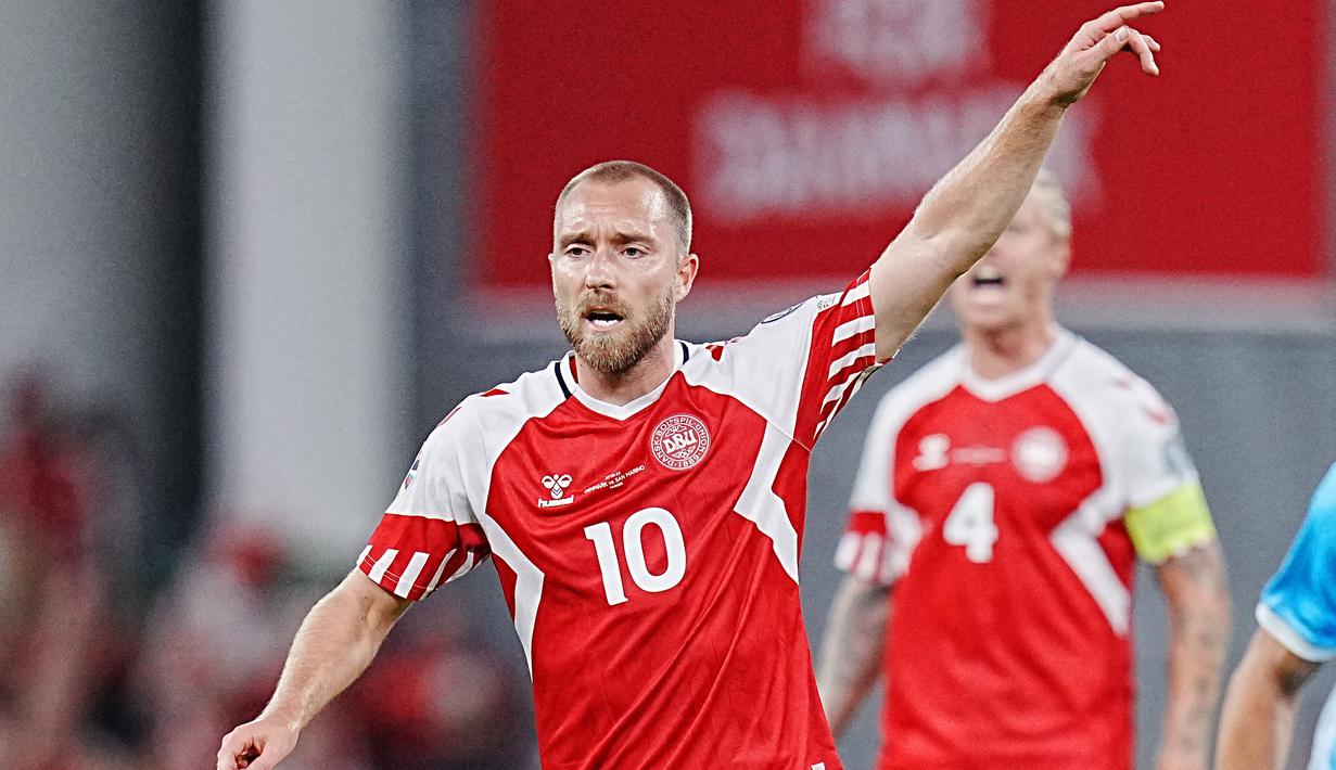 Gelandang Timnas Denmark yang bermain di Manchester United, Christian Eriksen tampil brilian saat membawa tim Dinamit menang 4-0 atas tamunya San Marino pada matchday ke-5 Grup H Kualifikasi Euro 2024 di Copenhagen, Denmark, Jumat (8/9/2023) dini hari WIB. Christian Eriksen total membuat 3 assist dalam kemenangan tersebut dan membawa Denmark sementara menempati posisi runner-up dengan 10 poin di bawah Finlandia yang memuncaki klasemen Grup H dengan koleksi 12 poin. (AFP/Ritzau Scanpix/Liselotte Sabroe)