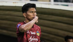 Cahya Supriadi ketika PSIM Yogyakarta bertanding melawan Persebaya Surabaya&nbsp;pada BRI Super League 2025/2026 di Stadion Gelora Bung Tomo, Surabaya,&nbsp;Jumat (8/8/2025). (Bola.com/Abdul Aziz)