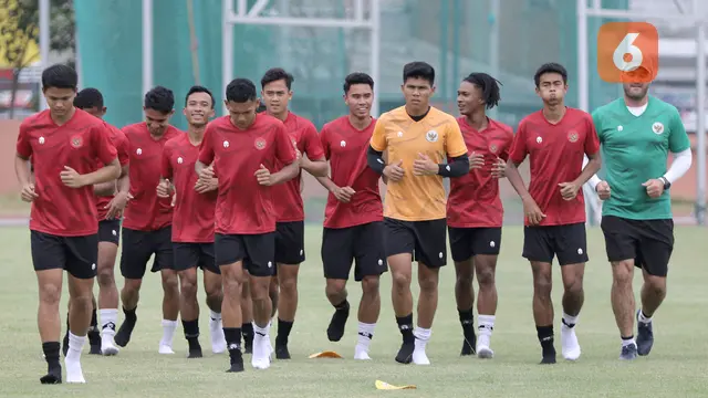 Sesi Latihan Timnas Indonesia U-20 di Lapangan Thor