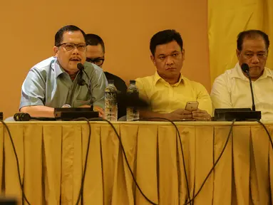Kordinator Forum Silaturahmi DPD Golkar Iskandar Alamsyah saat konferensi pers di Jakarta, Minggu (8/11). Forum Silaturahmi DPD Golkar mendesak pelaksanaan Rapimnas Partai Golkar untuk penentuan pelaksanaan Munas Partai Golkar (Liputan6.com/Faizal Fanani)