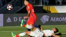 Pemain Cile, Edson Puch, saat mencetak gol pertama ke gawang Meksiko dalam perempat final Copa America Centenario 2016 di Stadion Levis, Santa Clara, AS, Minggu (19/6/2016). (AFP/Beck Diefenbach)
