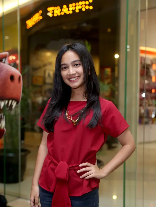 "Menulis itu salah satu kegiatan yang paling ngalir dari kehidupan aku, dan aku enjoy pas aku lagi menulis, karena menulis tuh i can do it everywhere, biasanya aku nulis cerita pendek(fiksi) dan puisi gitu deh," ujar Amanda. (Andy Masela/Bintang.com)