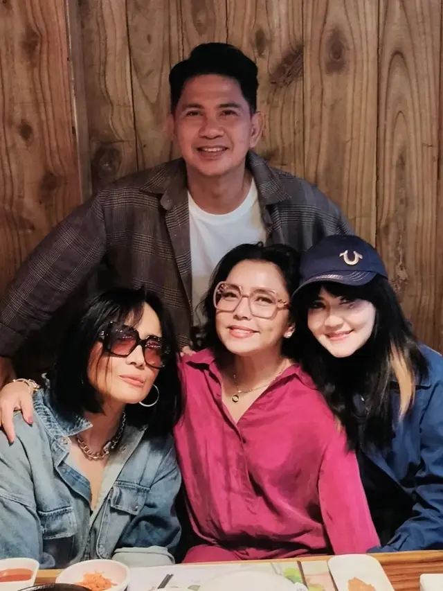 [Fimela] Menduda Selama 28 Tahun, Ini 6 Potret Tampan Ronny Sianturi