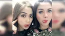 Vicky Shu bersama Jessica menjulurkan lidah. (Instagram/vickyshu)