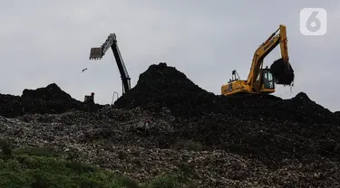 Suasana TPST Bantar Gebang saat Hari Sampah Nasional di Bekasi, Senin (21/2/2022). Pemprov DKI Jakarta menerima bantuan dari PT Bima Karya Prima berupa menyediakan 50 titik tempat sampah di sejumlah apartemen serta beberapa tempat umum yang ada di wilayah DKI Jakarta .(Liputan6.com/Johan Tallo)