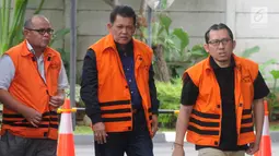 Tersangka korupsi Sekda Kota Dumai Muhammad Nasir (kiri), Wali Kota Pasuruan Setiyono (tengah) dan Kasi Permukiman Kemenkeu Yaya Purnomo tiba di Gedung KPK, Jakarta, Jumat (21/12). Ketiganya diperiksa untuk melengkapai berkas. (Merdeka.com/Dwi Narwoko)