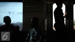 Suasana penumpang saat di dalam kereta rel listrik yang menuju Stasiun Bogor, Jawa Barat, Rabu (21/12). PT KAI Commuter Jabodetabek (KCJ) berupaya untuk meningkatkan kualitas pelayanan guna memenuhi kebutuhan pengguna. (Liputan6.com/Faizal Fanani)
