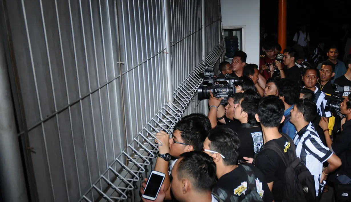 Beberapa awak media terpaksa mengambil gambar kedatangan tim asal Italia, Juventus, dari luar pagar Bandara Soekarno-Hatta, (4/8/2014). (Liputan6.com/Helmi Fithriansyah)