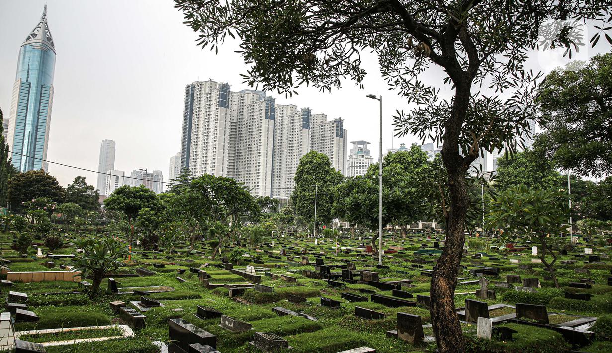 Suasana Tempat Pemakaman Umum (TPU) Karet Bivak, Jakarta, Minggu (27/6/2021). Pemerintah Provinsi DKI Jakarta membatasi aktivitas dan kunjungan ke TPU selama penyesuaian pemberlakuan pembatasan kegiatan masyarakat (PPKM) Mikro. (Liputan6.com/Faizal Fanani)