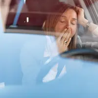 ilustrasi perempuan yang kelelahan di mobil/copyright freepik.com/Drazen Zigic