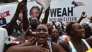 Yel-yel "Ole.. Ole.." diteriakan warga Liberia menyambet kemenangan dari George Weah. Kini legenda sepak bola itu berhasil menjadi Presiden Liberia untuk masa jabatan enam tahun. (AFP/Issouf Sanogo)