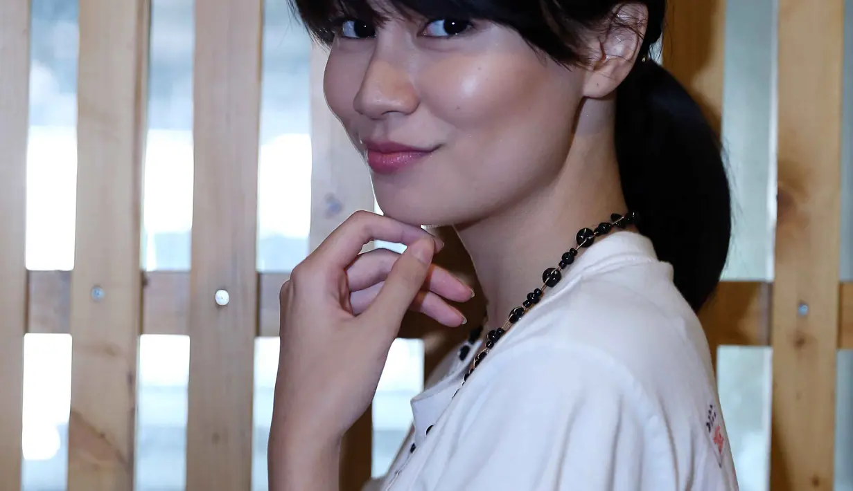 Dengan bimbingan seorang ustaz, Regina resmi memeluk Islam. Setelah itu, ia mendapatkan buku tuntunan cara mengerjakan salat. (Nurwahyunan/Bintang.com)