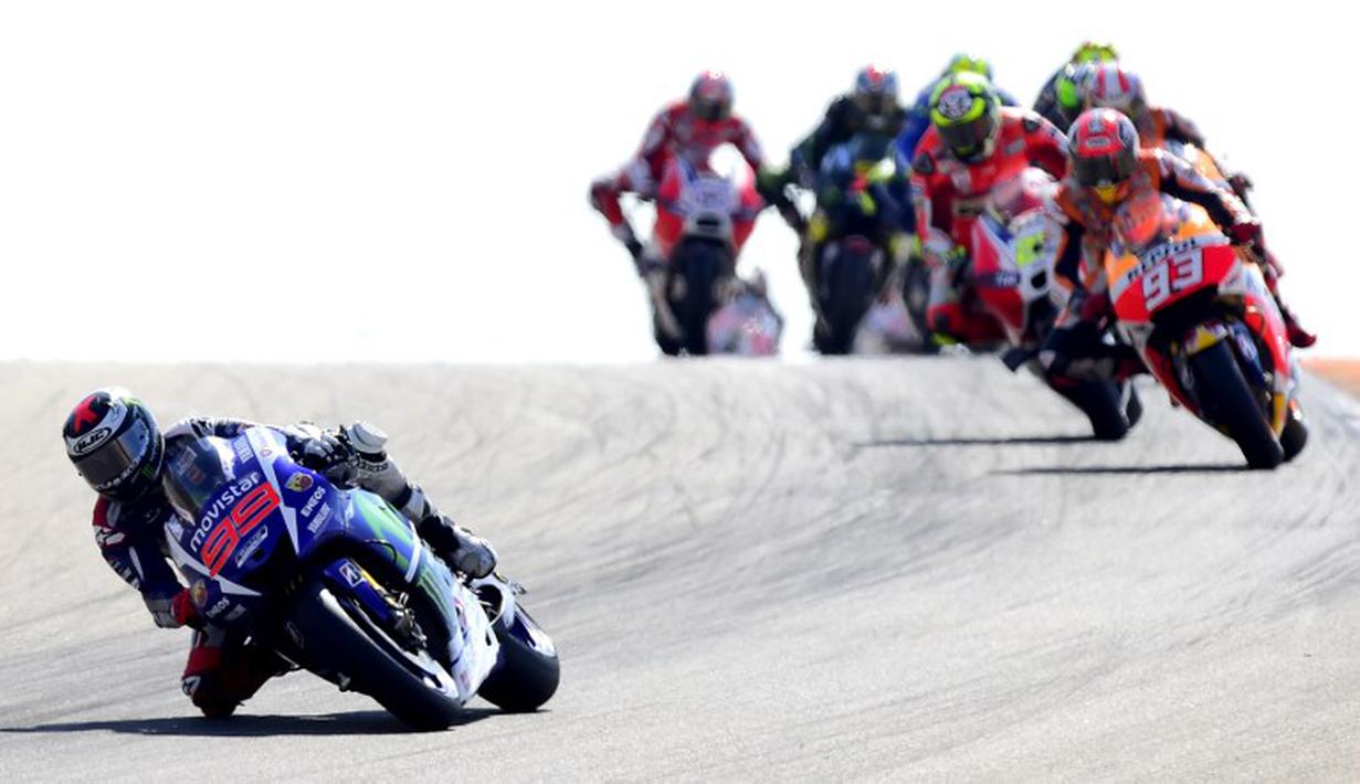 Walau start dari posisi dua, Jorge Lorenzo sudah memimpin sejak lap pertama MotoGP Aragon, Spanyol, Minggu (27/9/2015). (AFP Photo/Jose Jordan)
