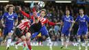 Striker Southampton, Manolo Gabbiadini, berusaha membobol gawang Chelsea pada laga Premier League di Stadion Stamford Bridge, London, Selasa (25/4/2017). Chelsea menang 4-2 atas Southampton. (AP/Alastair Grant)