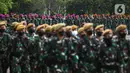 Pasukan gabungan mengikuti gelar pasukan dalam rangka pengetatan PPKM Mikro DKI Jakarta di Lapangan Monas, Jakarta, Jumat (18/6/2021). Gelar pasukan dilakukan sebagai upaya menekan penyebaran COVID-19 di DKI Jakarta yang terus meningkat beberapa hari belakang. (Liputan6.com/Faizal Fanani)