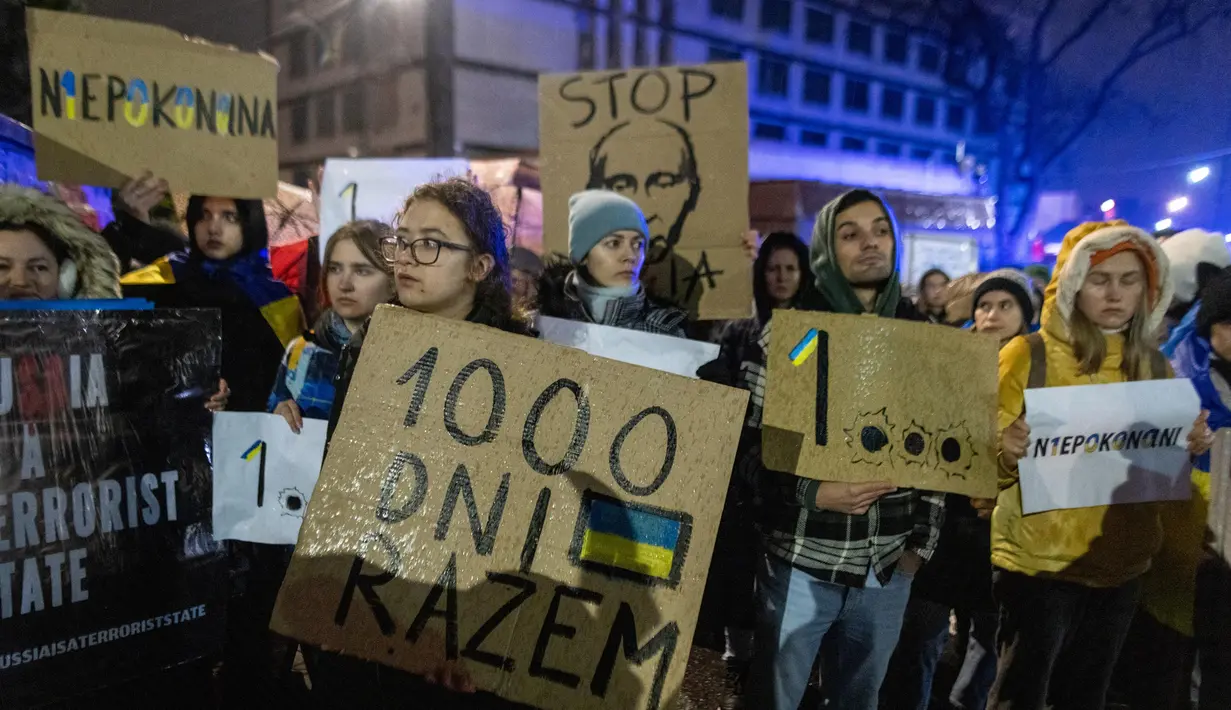 Masyarakat diaspora Ukraina dan para pendukungnya mengambil bagian dalam unjuk rasa di depan Kedutaan Besar Rusia di Warsawa, Polandia, pada 19 November 2024. (Wojtek RADWANSKI/AFP)