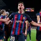 Pemain Barcelona, Sergio Roberto melakukan selebrasi setelah mencetak gol penyeimbang 1-1 ke gawang Real Madrid pada laga pekan ke-26 Liga Spanyol 2022/2023 di Camp Nou, Barcelona, Senin (20/03/2023). Blaugrana menang dengan skor 2-1 pada pertandingan yang bertajuk El Classico tersebut. (AFP/Josep Lago)