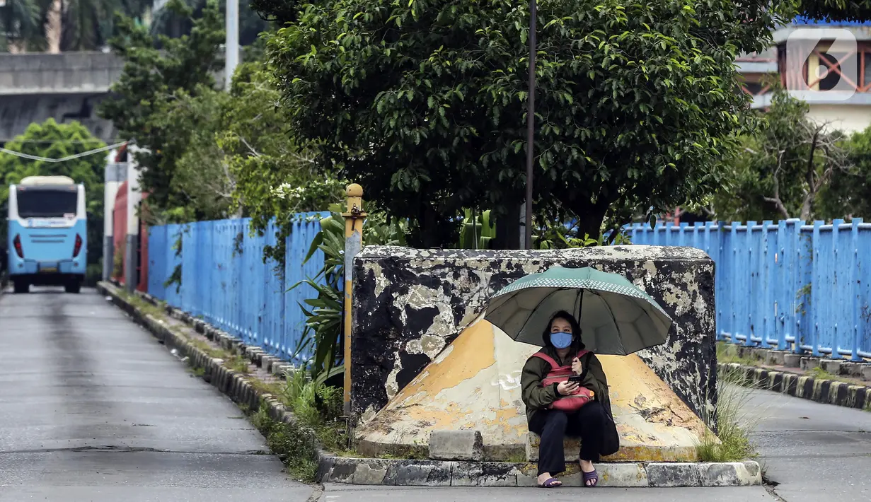 Warga mengenakan masker duduk di kawasan Blok-M, Jakarta, Senin (14/3/2022). Menurut Jubir Pemerintah untuk Penanganan COVID-19 Reisa Broto Asmoro, peralihan pandemi ke endemi tak bisa lepas dari jumlah kasus harian dan angka kematian rendah serta tingkat keterisian RS. (Liputan6.com/Johan Tallo)