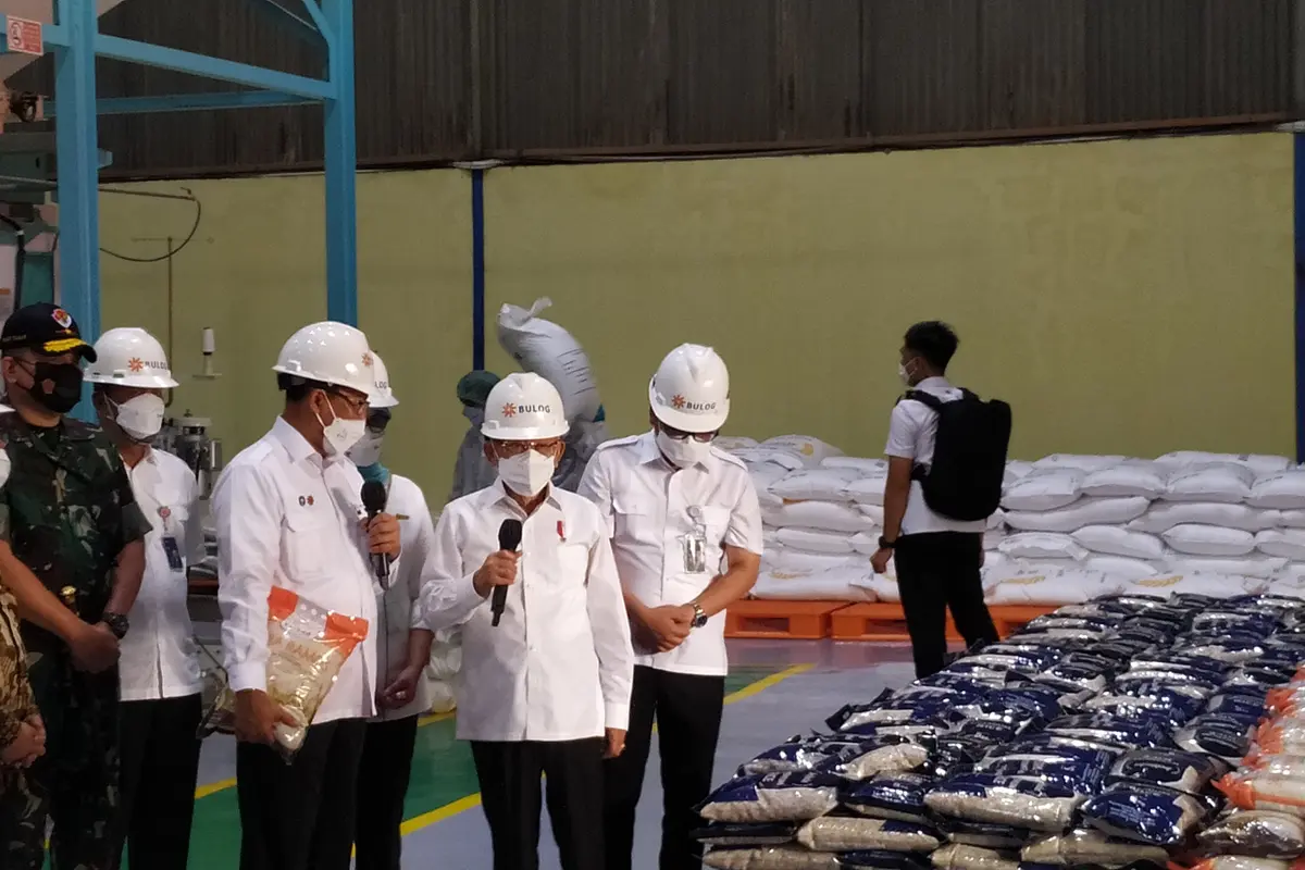 Wakil Presiden Ma'ruf Amin mengunjungi kompleks pergudangan modern Perum BULOG di kawasan Kepala Gading, Jakarta Utara, Jumat (11/3)