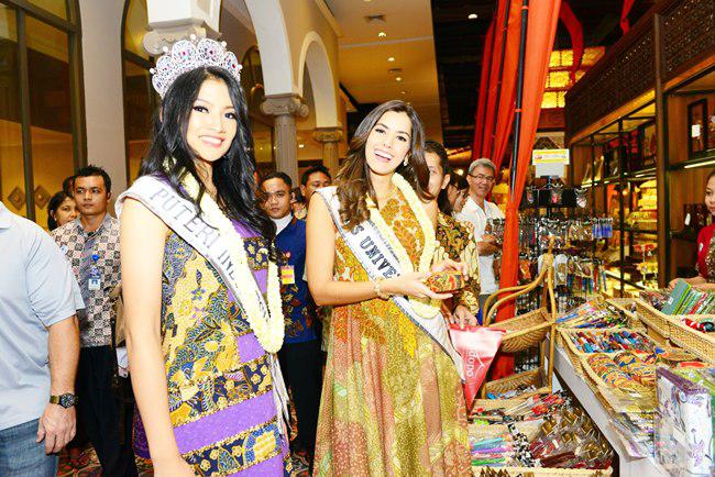 Miss Universe 2014 dan Puteri Indonesia 2015, melihat kerajinan tradisional | foto: copyright vemale.com