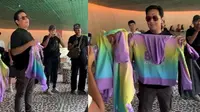 Pakai Setelan Warna-Warni untuk ke Pantai, Intip Momen Kocak  Andre Taulany yang Kembali Bagikan Seragam untuk The Prediksi