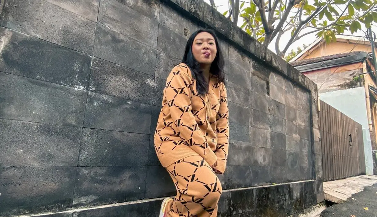 Tak kalah kece dibanding sang kakak, Nadya Holscher juga tampil kece di beberapa momen. Nadya tampil kece dengan outfit simpel tapi menawan. Tak heran, potret Nadya Holscher ini panen pujian. (Liputan6.com/IG/nadyaholscher)