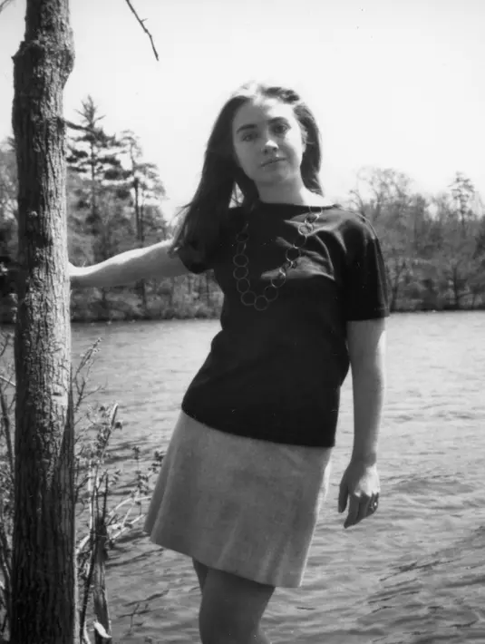 Capres perempuan pertama AS, Hillary Clinton berpose di Danau Waban ketika masih menjadi mahasiswi Wellesley College di Boston, Massachusetts, AS. (Wellesley College Archives/Handout via REUTERS)