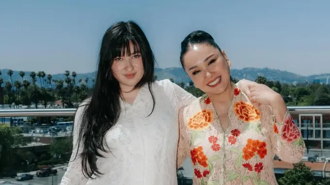 Titi DJ dan Kedua Anak Kembarnya saat hadir di Pernikahan Putri Bungsunya Stephanie Poetri