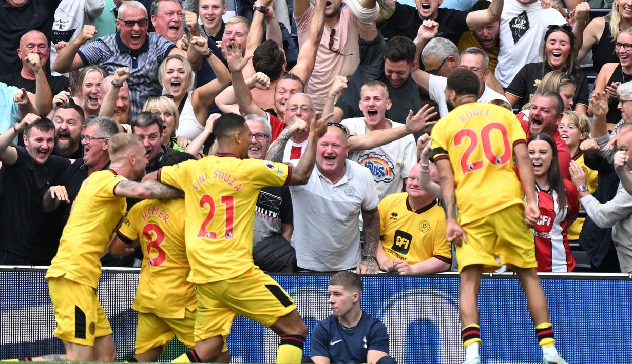 Selebrasi para pemain Sheffield United setelah Gustavo Hamer mencetak gol ke gawang Tottenham Hotspur pada laga pekan kelima Premier League 2023/2024 di Tottenham Hotspur Stadium, London, Sabtu (16/9/2023) malam WIB. (AFP/Justin Tallis)