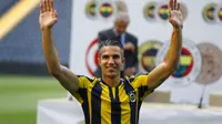 Robin van Persie telah resmi bergabung dengan klub asal Turki, Fenerbahce.  (Reuters)