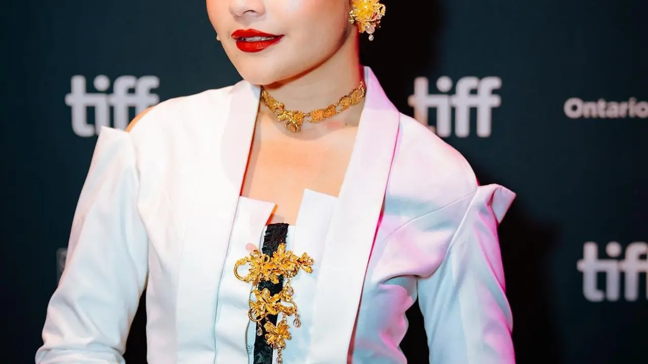 8 Gaya Elegan Prilly Latuconsina dengan Kebaya Modifikasi dan Makeup Bold di Toronto Film Festival 2023