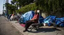 Albert Martinez, yang telah hidup selama 20 tahun di jalanan Los Angeles, duduk di luar tendanya di trotoar di Venice Beach, California, Amerika Serikat, 12 Agustus 2021. (Apu GOMES/AFP)