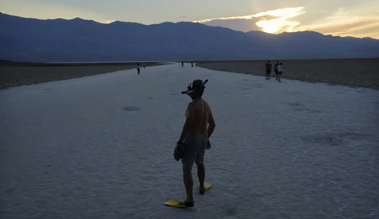 Suhu di Death Valley, yang membentang di sepanjang perbatasan California tengah dengan Nevada, mencapai 128 derajat Fahrenheit (53,33 derajat Celcius) pada hari Minggu di tempat yang dinamai Furnace Creek, kata National Weather Service. (AP Photo/John Locher)