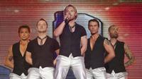 Suasana haru di tengah konser Boyzone menyeruak ketika foto-foto Stephen Gately ditayangkan di layar raksasa.