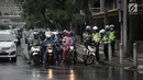 Polisi melakukan tindakan tilang kepada pengendara motor yang melanggar aturan jalur khusus di Jalan MH Thamrin, Jakarta Pusat, Kamis (8/2). Pengendara yang melanggar, ditilang dengan denda maksimal Rp 500 ribu. (Liputan6.com/Arya Manggala)
