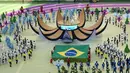 Beragam atraksi ditampilkan dalam seremoni pembukaan Piala Dunia 2014 di Corinthians Arena, Sao Paolo, Brasil, (13/6/2014). (AFP PHOTO/Francois-Xavier Marit)