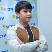 Sering kali ia mencoba memaksakan untuk terus makan. Namun tetap saja pemilik nama Jhonny Billy itu merasakan sakit luar biasa saat mengunyah. (Andy Masela/Bintang.com)