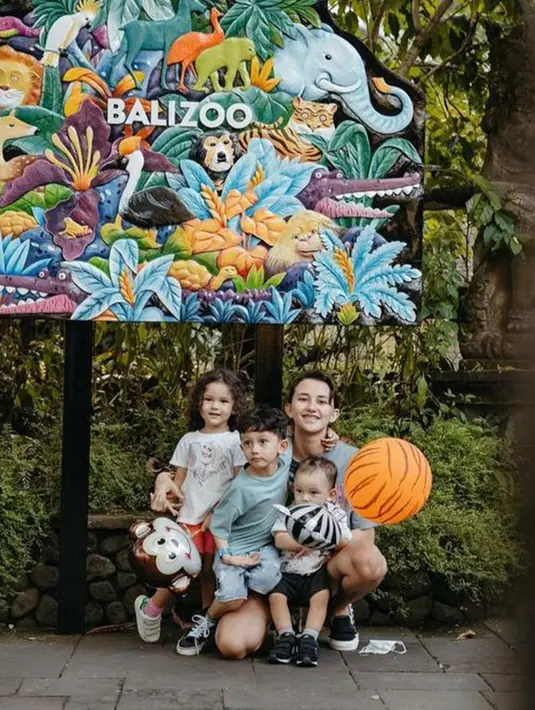 Dahlia Poland sering abadikan momen saat bersama buah hati. Seperti saat jalan-jalan ke Bali Zoo yang menampilkan kekompakan Dahlia dengan ketiga anaknya. Momen kebersamaan ini berhasil curi perhatian warganet. (Liputan6.com/IG/dahliachr)