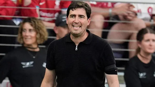 Pelatih Liverpool Andoni Iraola