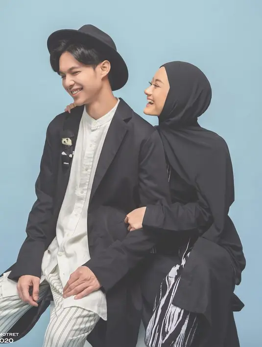 Tampil dengan outfit monokrom saat pemotretan, gaya Dinda dan Rey ini serasi banget. Walaupun serba hitam dan putih, orang tua dari baby Shaka ini terlihat begitu elegan. Berpose tertawa, kebahagiaan begitu terpancar dari raut wajah mereka. (Liputan6.com/IG/@dindahw)