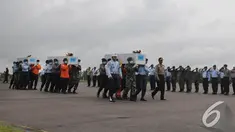 Petugas membawa peti berisi jenazah penumpang AirAsia QZ8501, Pangkalan Bun, Kalteng, Senin (5/1/2015). (Liputan6.com/Herman Zakharia)