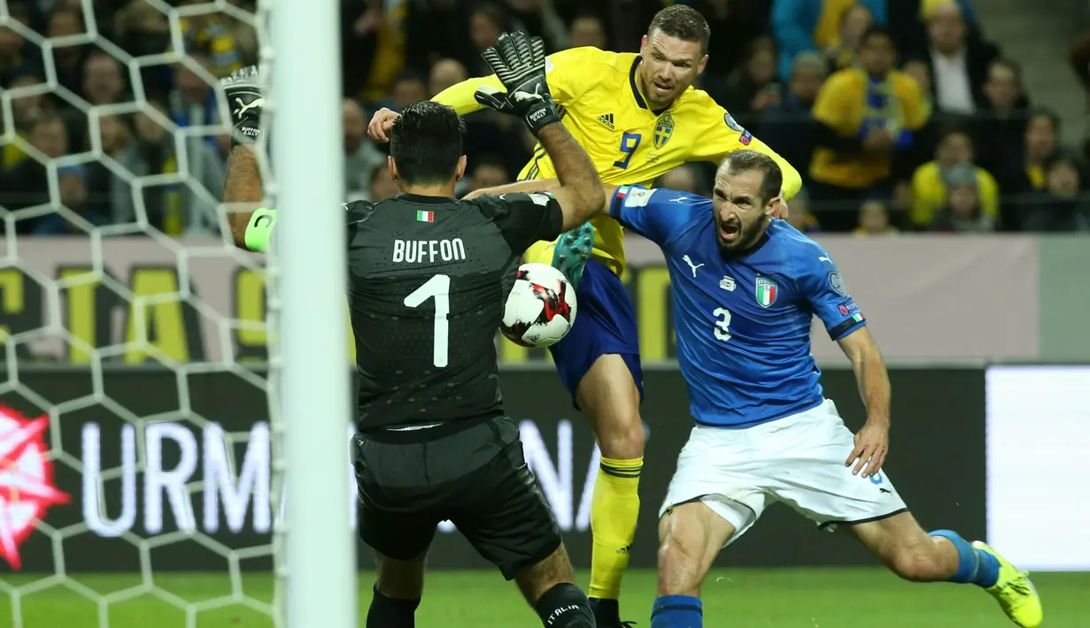 Striker Swedia, Marcus Berg, berusaha mengindari penjagaan bek Italia, Georgio Chiellini, pada laga Kualifikasi Piala Dunia 2018 di Stadion Friends Arena, Solna, Jumat (10/11/2017). Swedia menang 1-0 atas Italia. (AFP/Soren Anderson)