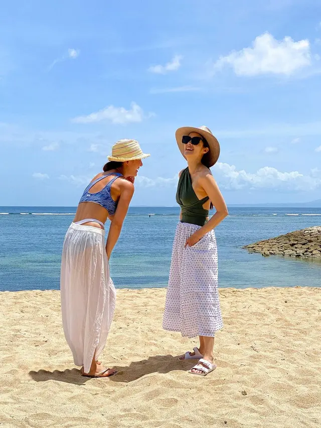 6 Momen Liburan Cathy Sharon dan Julie Estelle di Bali, Kompak Banget