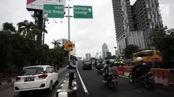 Petugas Dishub dan Ditlantas Polda Metro berjaga di jalur awal masuk flyover Pancoran yang mulai dibuka untuk umum, Jakarta, Senin (15/1). Pada ujicoba ini, hanya 1 lajur yang baru bisa digunakan di jalan layang Pancoran itu. (Liputan6.com/Arya Manggala)