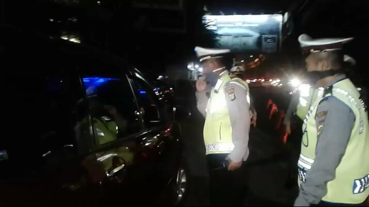 Petugas menyuruh kendaraan yang hendak mudik untuk memutar balik. (Liputan6.com/Bam Sinulingga)