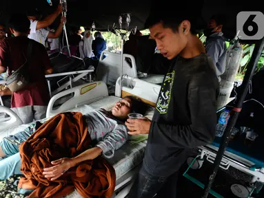 Sejumlah korban gempa menjalani perawatan di RSUD Cimacan, Cianjur, Jawa Barat, Senin (21/11/2022). Hingga berita ini ditulis, Bupati Cianjur Herman Suherman menyebut jumlah korban meninggal akibat gempa magnitudo 5,6 yang mengguncang Cianjur sudah mencapai 56 orang dan 700 lebih lainnya luka-luka. (merdeka.com/Arie Basuki)