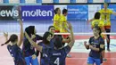 Para pevoli Bank Jatim merayakan kemenangan atas PGN Popsivo Polwan pada laga final Livoli 2017 di GOR Dimyati, Tangerang, Sabtu (9/12/2017). Bank Jatim menang dengan skor 3-0. (Bola.com/Vitalis Yogi Trisna)