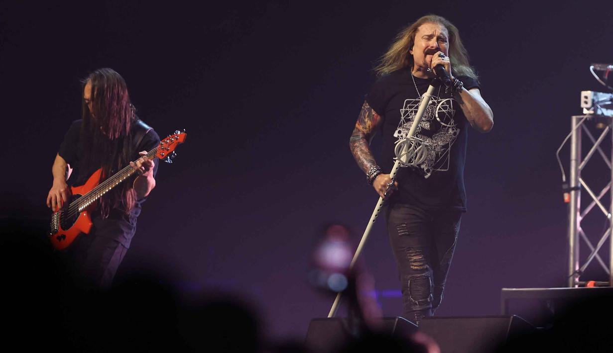 Bersama John Petrucci, John Myung, Jordan Rudess, dan James LaBrie, Dream Theater tampil solid sejak awal konser yang dibuka tepat pukul 20.00 WIB usai Indonesia Raya dikumandangkan. Tampak dalam foto, vokalis band Dream Theater James LaBrie (kanan), bersama bassist John Myung saat tampil pada Konser "An Evening With Dream Theater - 40th Anniversary Tour" di Beach City International Stadium, Jakarta, Sabtu 7 Februari 2026. (Kapanlagi.com/Budy Santoso)